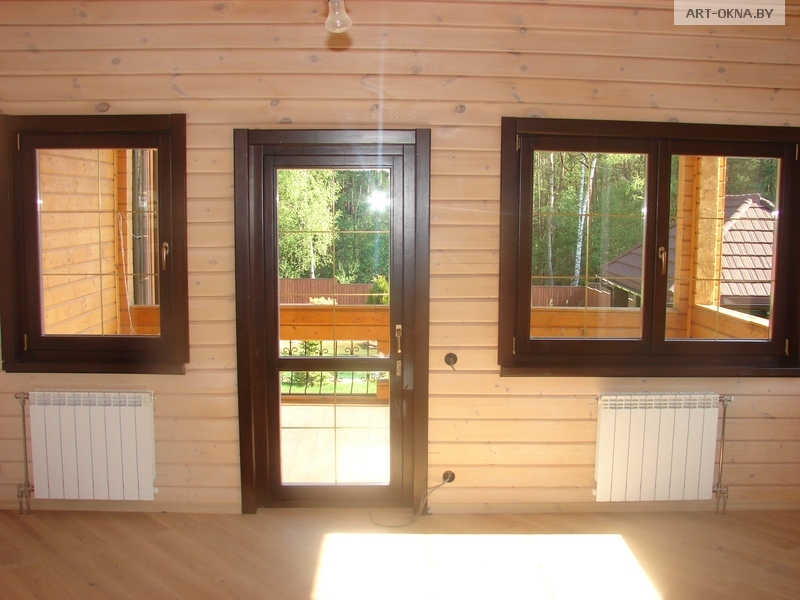 Окна и дверь из сосны 1 сорта, цвет 010, вид изнутри, откосы и наличка деревянные